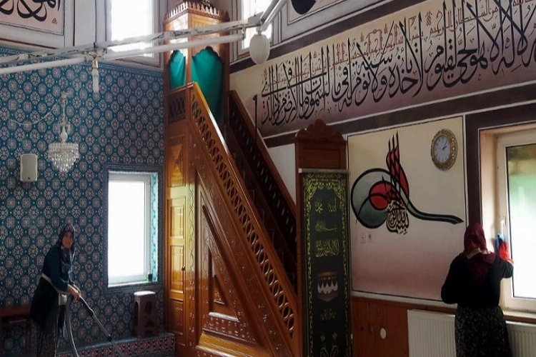 Bilecik Pazaryeri'nde camiler bayrama hazırlanıyor