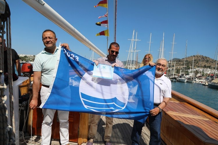 Bodrum'da okul gemisine 'mavi' bayrak