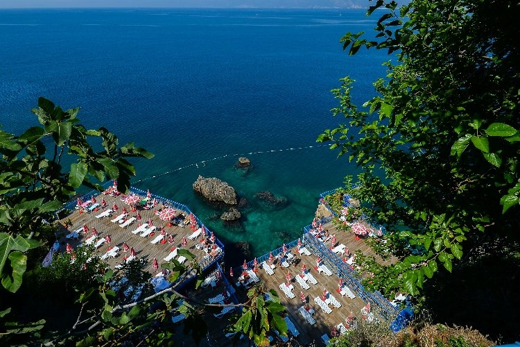Muratpaşa'nın mavi bayraklı plajları bayramın ilk günü kapalı