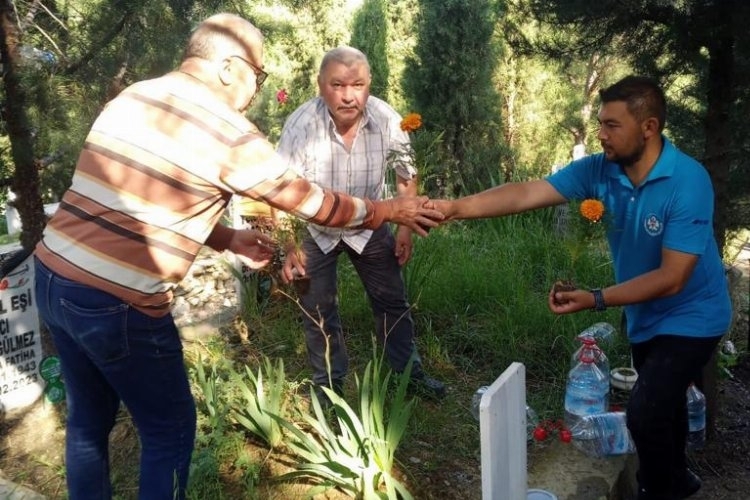 Manisa Büyükşehir'den kabristan ziyaretçilerine gül suyu
