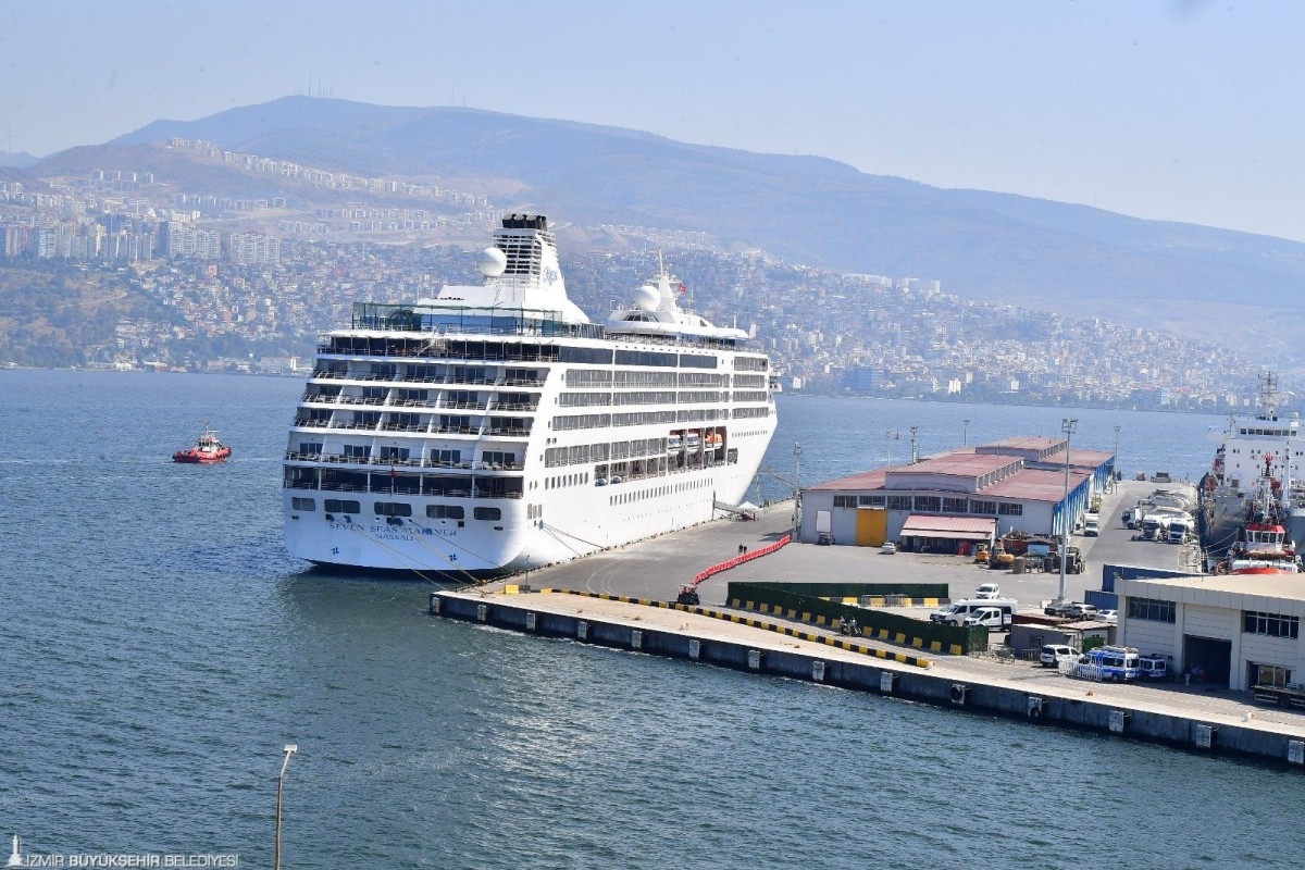 İzmir'e Bu Yılın 10. Kruvaziyer Gemisi de Geldi