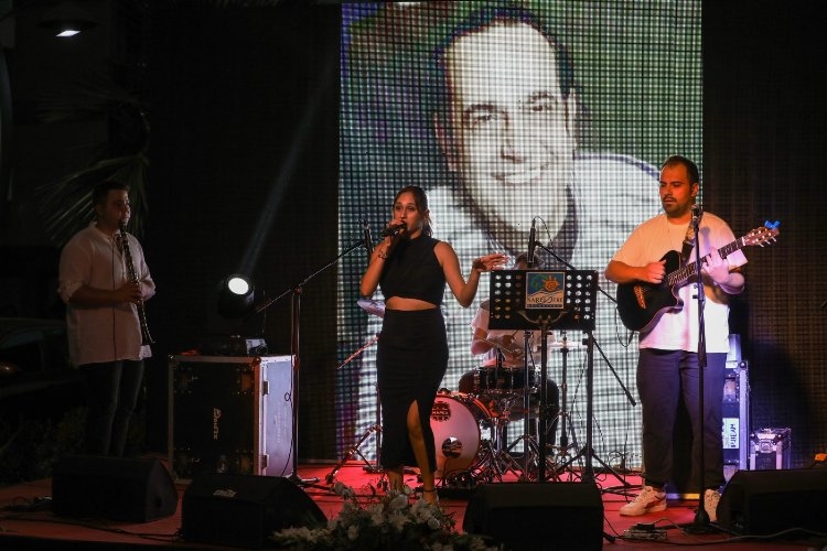 Narlıdere Yukarıköy'de 'yaz' konseri... Özkan Uğur da unutulmadı
