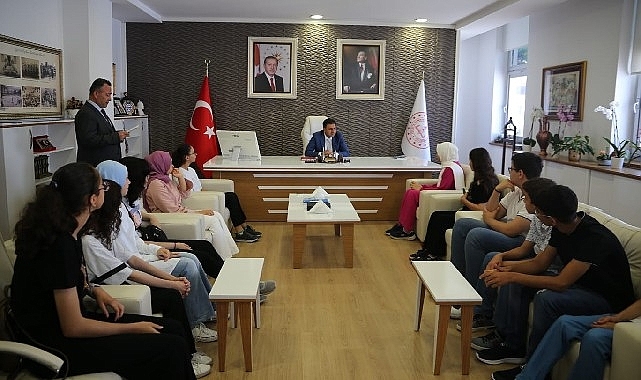 İzmir İl Milli Eğitim Müdürü Doç. Dr. Murat Mücahit Yentür LGS 2023'te Başarı Gösteren İmam Hatip Öğrencileriyle Bir Araya Geldi