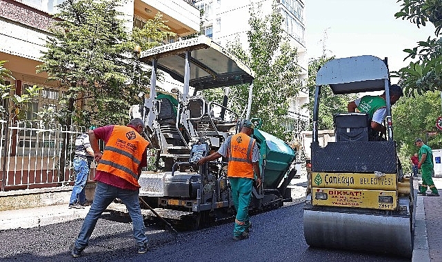 Çankaya'da asfalt çalışmaları hız kesmeden devam ediyor 