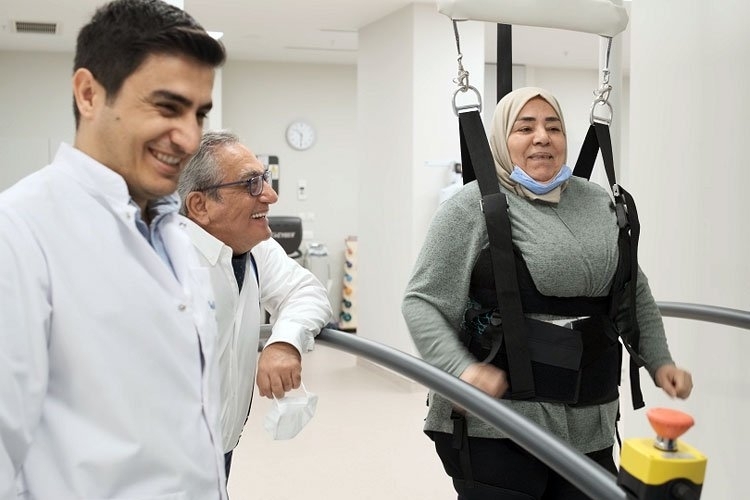 Kuveytli hasta Türkiye'de 'robot' desteğiyle yeniden doğdu