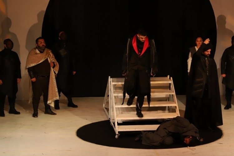 Konya Şehir Tiyatrosu “Barsisa”yı Uşak'ta oynadı