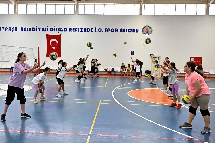 Antalya Muratpaşa'da sportmenliği de öğreniyorlar