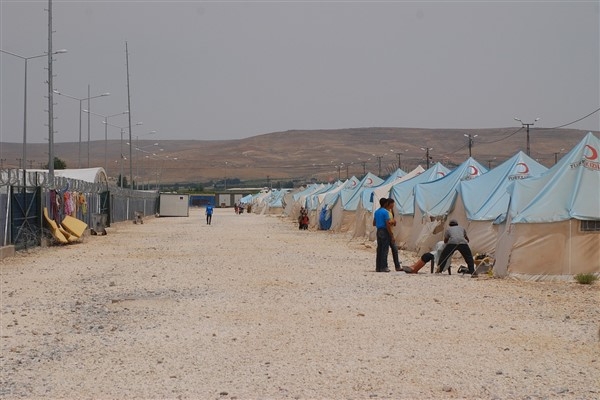 Filistin Kızılayı, Han Yunus'ta ilk organize kampı kurmak için çalışmalarını sürdürüyor