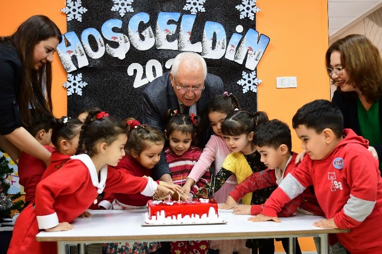 Karabağlar'da yeni yıl öncesi miniklere pastalı ziyareti