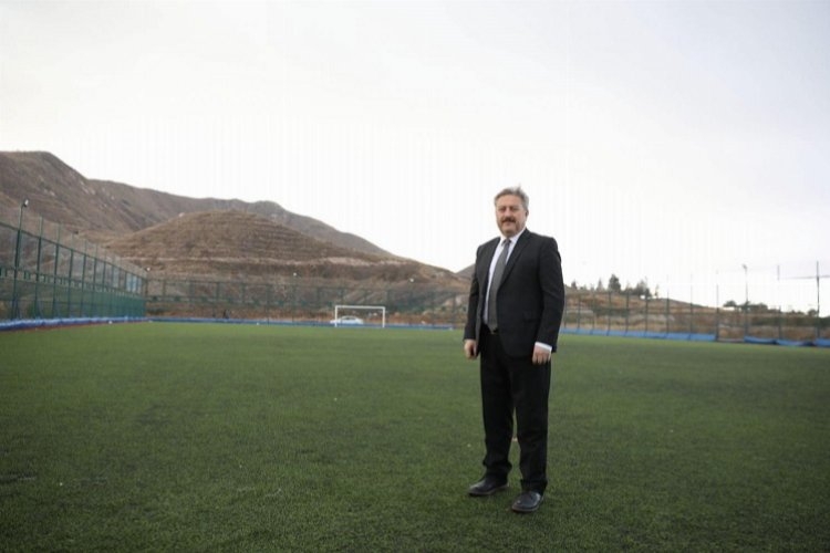Kayseri Melikgazi'den gençlere futbol sahası