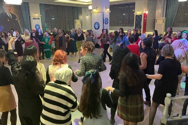 Manisa'da Türkiye Kamu-Sen'li kadınlardan özel gün buluşması