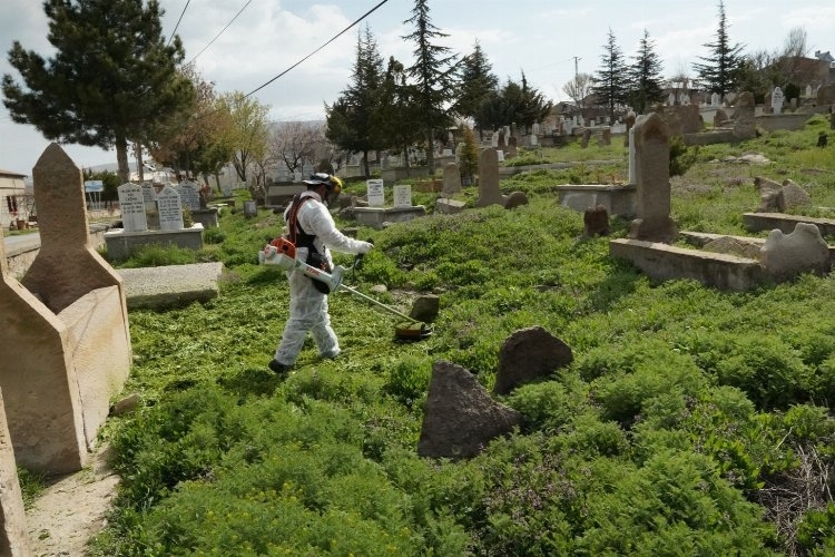 Melikgazi'deki Mezarlıklar Bayrama Hazır Hale Getirildi