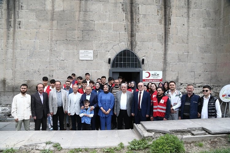 Başkan Büyükkılıç Kızılay’ın gönüllü gençleri ile bayramlaştı