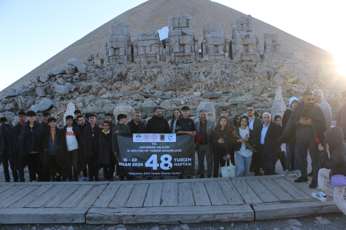 Nemrut Dağı’nı 9 günde 45 bin turist ziyaret etti  - Videolu Haber