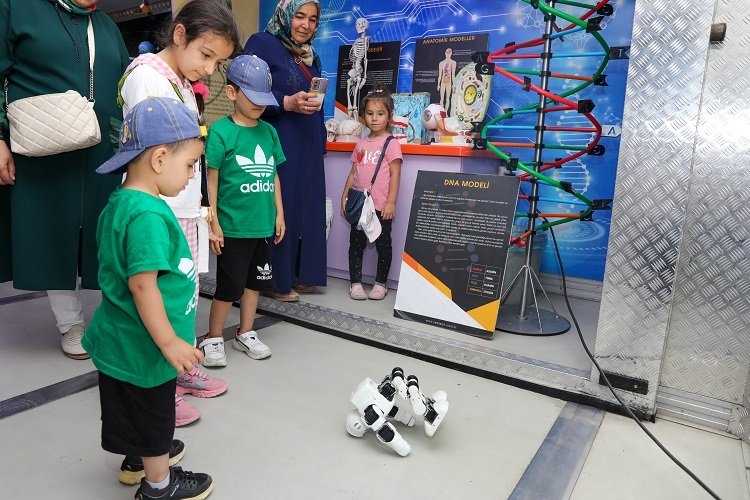 Konyalı çocuklar 'Bilim Tırı' ile eğlenerek öğreniyor