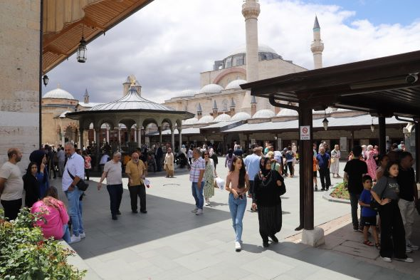 Akdeniz Belediyesi Şehit Ailelerini bu kez Konya'da gezdirdi