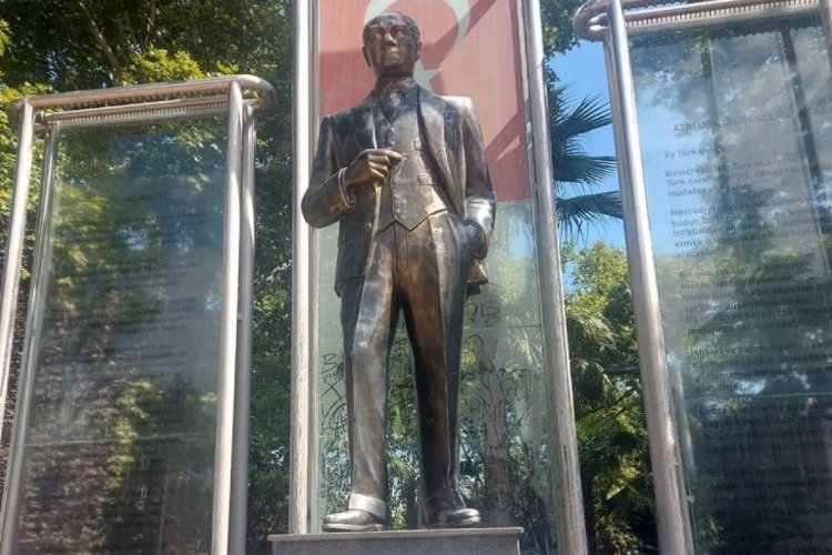 Gölcük'teki Atatürk Heykeli bakıma alınıyor
