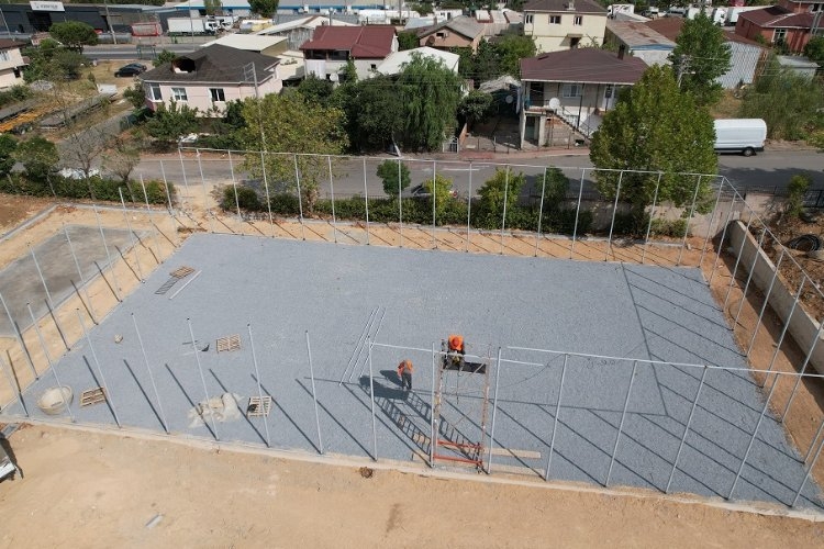 Çayırova'da yeni halı sahaların inşaatı sürüyor