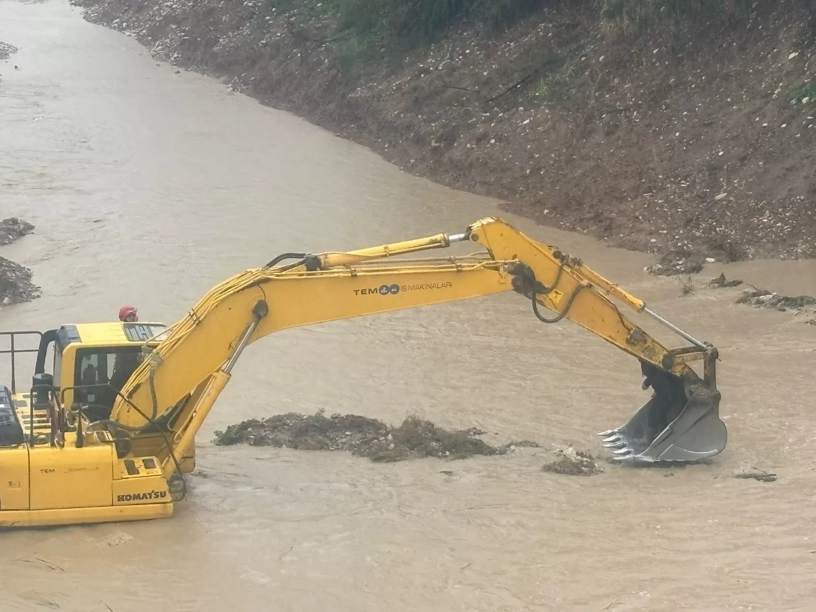 Deliçay’da Mahsur Kalan Vatandaş Kepçeyle Kurtarıldı