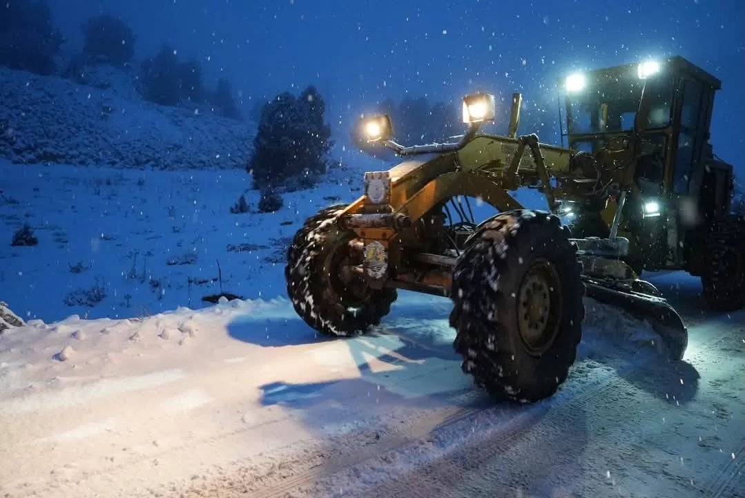 Erdemli Belediyesi Kar Mesaisinde: Yüksek Kesimlerde Çalışmalar Aralıksız Sürüyor
