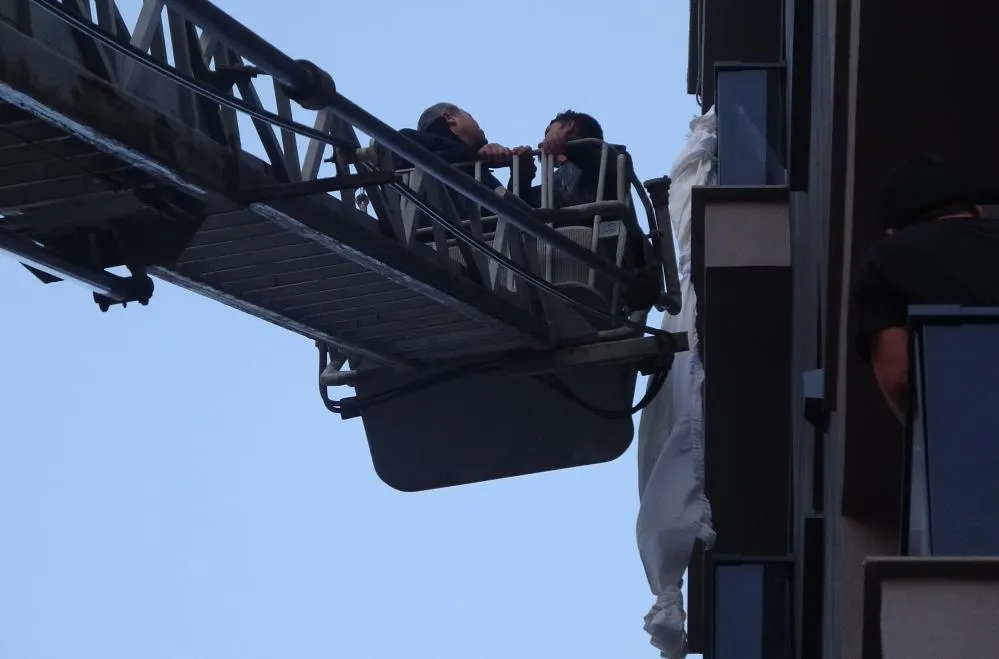 Mersin’de Akılalmaz Olay: 6. Kattan Çarşafla Sarkarken Balkona Çakıldı!