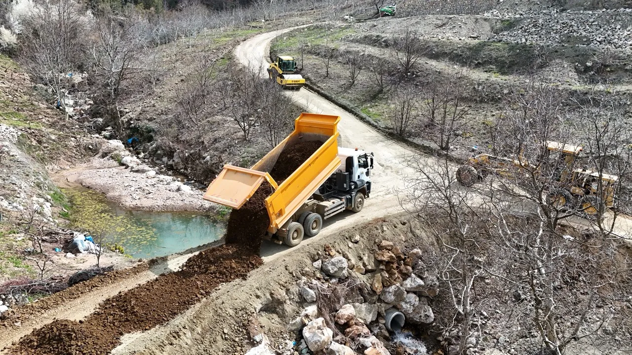 Toroslar’da Çiftçinin Yüzü Gülüyor: Bahçe Yollarına Belediye Eli Değdi