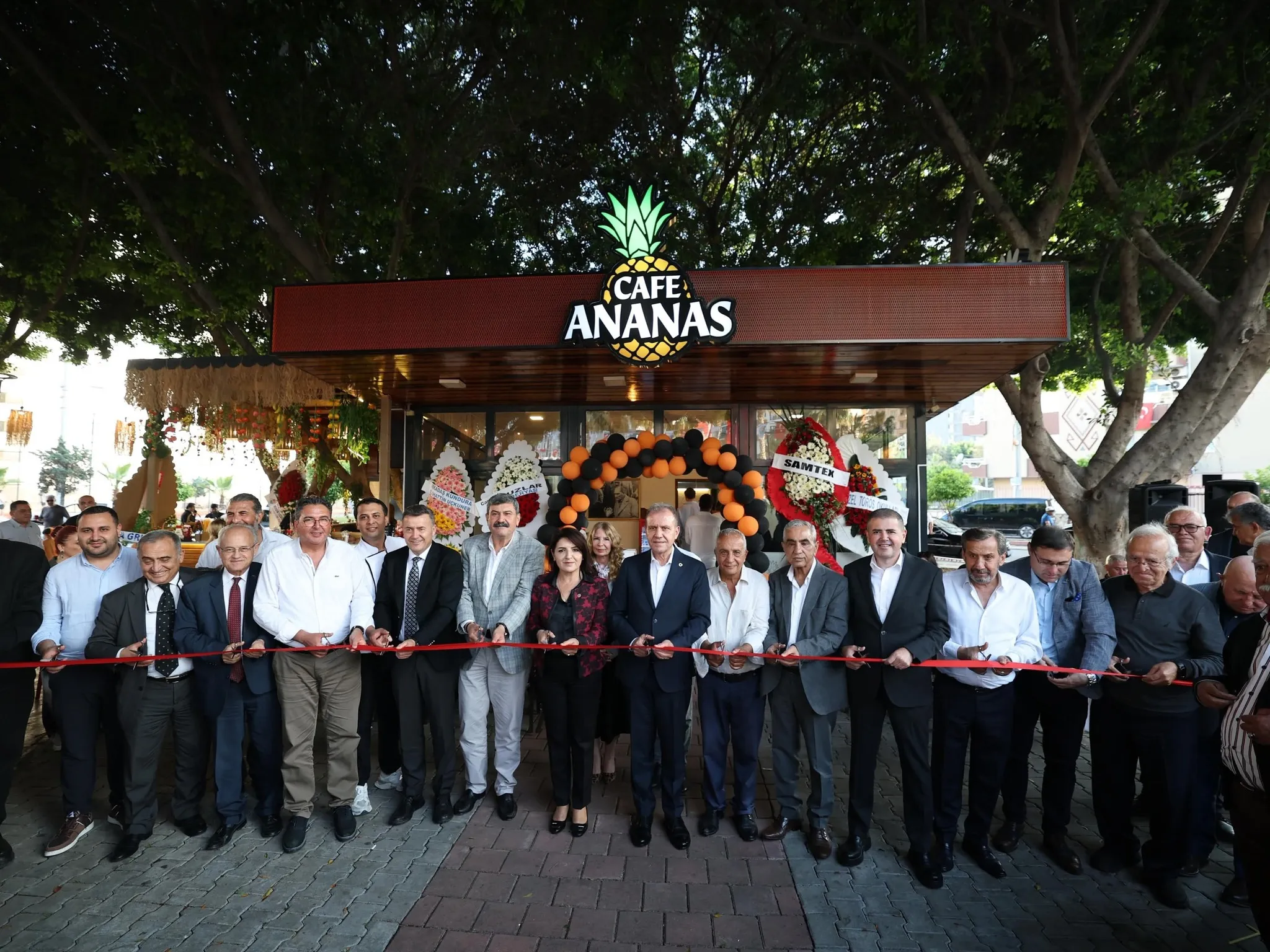 Mersin’in Efsane Mekanı Ananas Cafe Yeni Yerinde Kapılarını Açtı